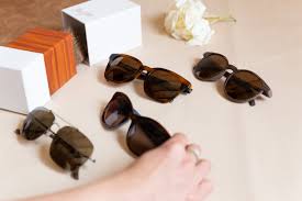 une personne qui prend une paire de lunettes