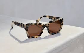 une paire de lunettes