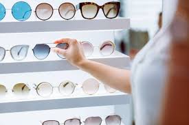 une personne qui choisit une paire de lunettes
